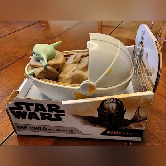 Disney Star Wars: The Mandalorian - Baby Yoda in Pram BRAND NEW! HOLIDAY GIFT! - Picture 3 of 5